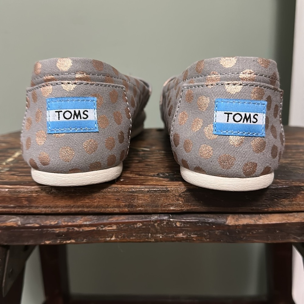 NWOT TOMS Classic Drizzle Grey/Rose Gold Foil Polka Dot Slip-Ons - Picture 3 of 13